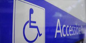 Les normes d'accessibilité aux handicapés allégées pour les commerces, hôtels et parkings