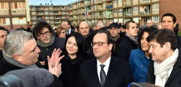 Boulogne-sur-Mer (Pas-de-Calais), ce mardi matin. Frédéric Cuviller, ex-ministre redevenu député-maire, a accueilli François Hollande, accompagné de la ministre du logement Sylvia Pinel (à gauche du président) et de la secrétaire d'Etat Myriam El Khomri (à droite).