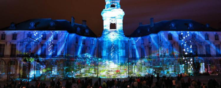 L'hôtel de ville de Rennes s'illumine pour les Fêtes de fin d'année