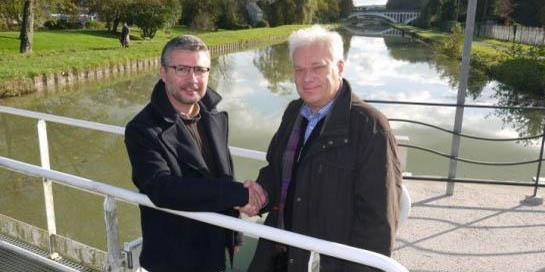 Jean-Christophe Paquier (à gauche), maire d’Ecuelles, et Patrick Septiers, maire de Moret-sur-Loing, posent symboliquement au-dessus du canal du Loing qui sépare leurs deux villes.
