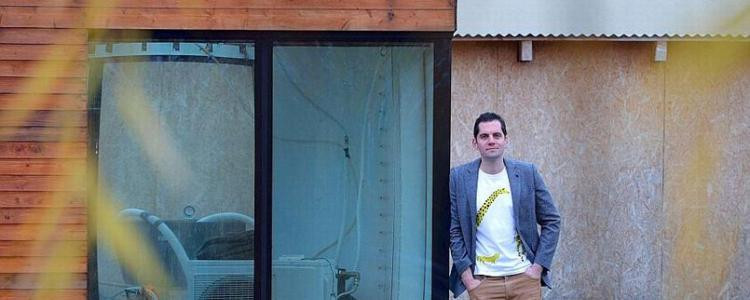 Matyas Gutai pose à côté de son prototype de "maison en eau" à Kecskemét en Hongrie.