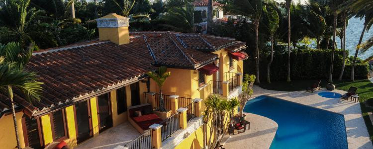 La villa dispose d'un jacuzzi sur la terrasse avec une vue imprenable sur la baie de Miami.