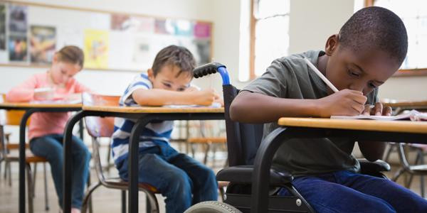 Enfant en fauteuil roulant en classe