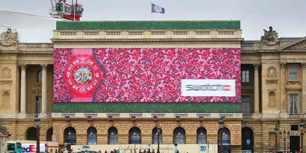 Place de la Concorde, une marque de montres pour financer l'intégralité du coût de rénovation de la façade de l'Automobile Club (bâche dans sa seconde version sans le sloggan)