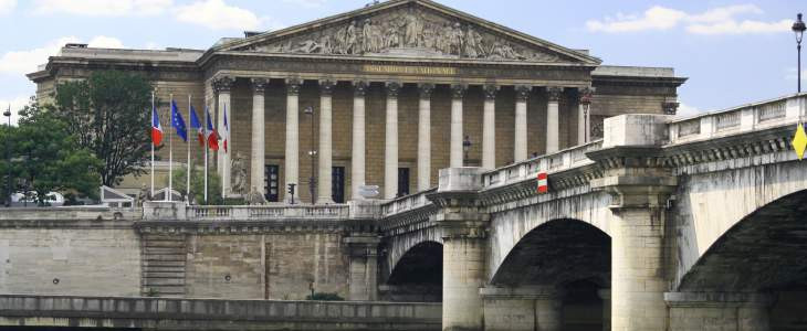 L’Assemblée nationale siège au palais Bourbon, 7e arr. de Paris sur la rive gauche de la Seine.