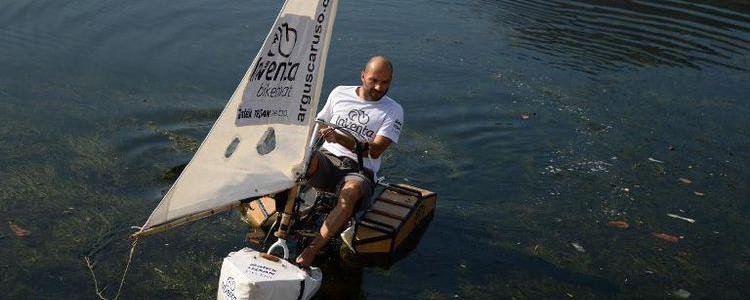 L'architecte brésilien Argus Caruso Saturnino sur son vélo-bateau à Rio de Janeiro le 9 juin 2015