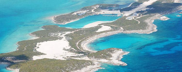 Cave Clay fait partie de l'archipel des îles Exumas, dans les Bahamas. Cet archipel est composé de 360 îles et îlots. La majorité est privée.