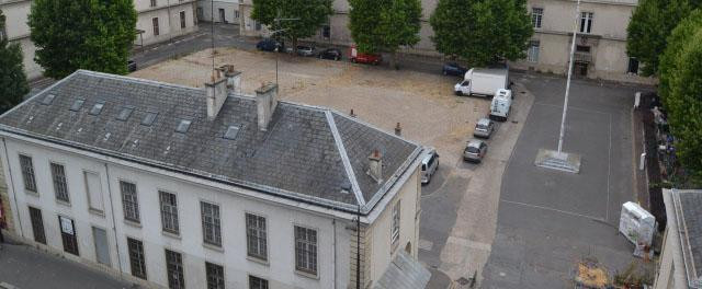Destiné à la Mairie de Paris, cet établissement militaire du XII ème arrondissement doit faire place à près de 600 logements.