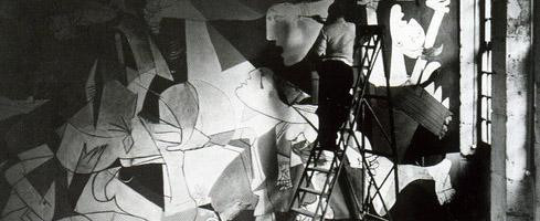 Pablo Picasso a vécu au 7 de la rue des Grands-Augustins pendant près de 20 ans et y a peint de nombreuses oeuvres comme la fresque "Guernicas".