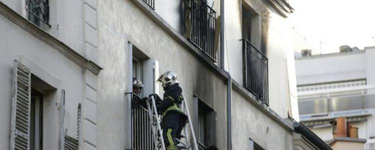 Intervention des pompiers dans l'immeuble en feu, le 2 septembre 2015 dans le 18ème arrondissement à Paris.
