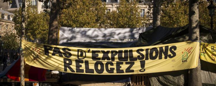 Une bannière de l'association DAL sur la place de la République à Paris, le 1er novembre 2015.