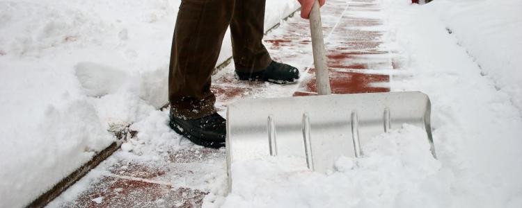 Il n'est simplement recommandé mais bien obligatoire de procéder au déneigement devant chez soi (ou de faire déneiger)