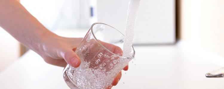 Trois Français sur quatre (76%) déclarent avoir confiance lorsqu’ils boivent l’eau du robinet