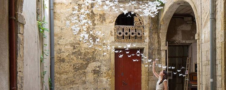 Des oiseaux en papier dans une cour de Montpellier