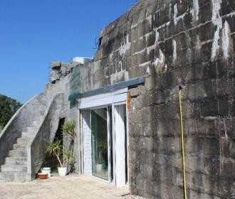 Un agent immobilier propose actuellement à la vente cet étonnant blockhaus posé sur les plages normandes du Débarquement