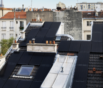 Couplée à une rénovation thermique et à une gestion intelligente des consommations, 90 mètres carrés de panneaux photovoltaïques ont été installés sur le toit d'une copropriété privée au cœur de Paris