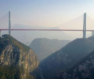 La Chine ouvre à la circulation le plus haut pont du monde