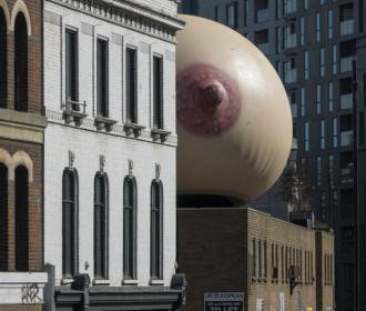 Un énorme sein gonflable sur le toit d'un établissement à Londres