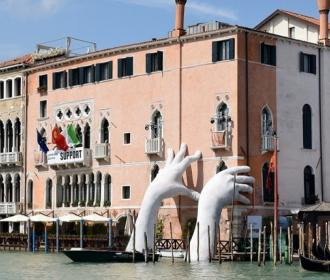 Métaphore de la montée des eaux, cette œuvre d’art menace d’engloutir Venise