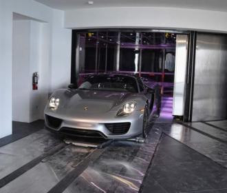 Les Porsche sont amenées dans les étages grâce à des ascenseurs automatisés, appelés "Dezervators" en hommage à leur inventeur 