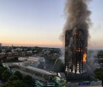 Incendie à Londres : Theresa May lance des tests sur les bardages 