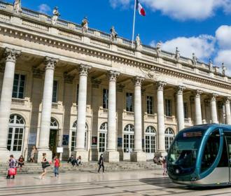 La rénovation de la ville, les transports comme le tramway, la qualité de vie et désormais la ligne à grande vitesse font de Bordeaux une des destinations prisées par les Français 