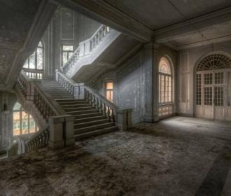 Des escaliers abandonnés sublimés par Roman Robroek