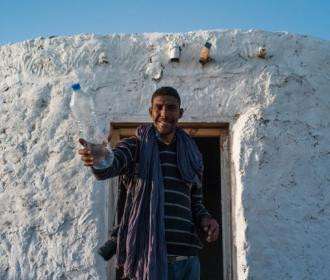 Un ingénieur construit des maisons à partir de bouteilles en plastique pour les réfugiés