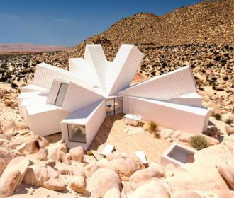 Une étonnante résidence en containers au beau milieu du désert californien !