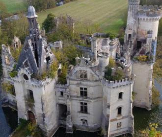 Un château du XIIIe siècle en péril vendu à des internautes