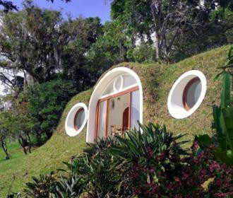 Une maison de hobbit écologique et durable à moins de 100 euros le mètre carré