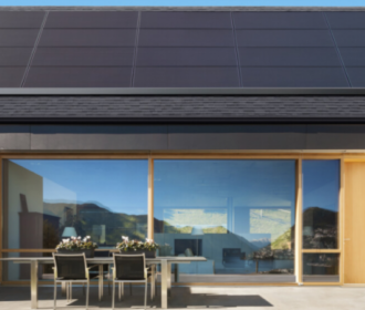 Tesla propose ses tuiles solaires pour les maisons existantes