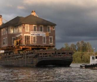 À Seattle, les vieilles maisons quittent la ville en bateau