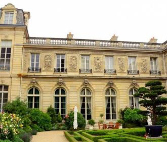 Macron pressé par la Cour des comptes de rénover les résidences d’État
