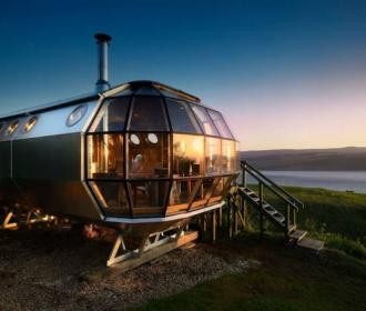 Ce bungalow surprend par sa forme à la fois audacieuse et évocatrice