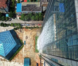 Le Liebian International Building possède la plus grande chute d’eau artificielle du monde