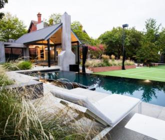 Aménagement extérieur pour une maison dans la banlieue de Melbourne par Ian Barker Gardens