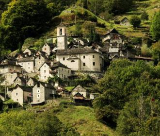 Pour sauvegarder son patrimoine, ce village suisse veut devenir un hôtel